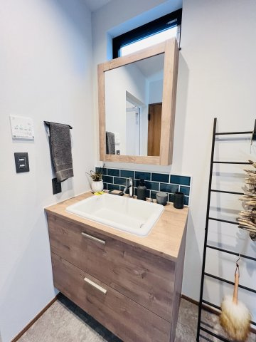 中海岸の暮らしの独立洗面台