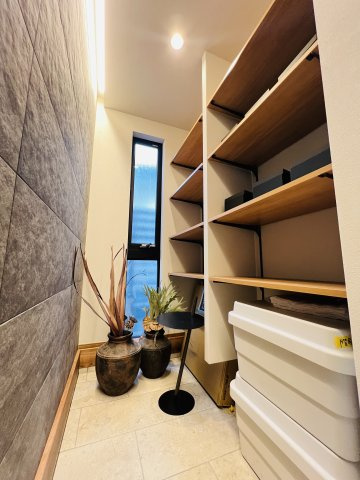 中海岸の暮らしの玄関|可動式の棚は、シューズの種類に合わせてお好みに調整可能◎