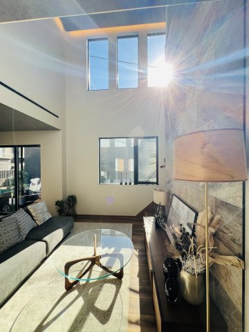 中海岸の暮らしの居間・リビング|窓からの優しい陽光が室内を明るく照らします