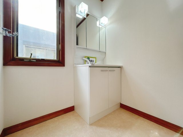 熊谷市瀬南の独立洗面台|※未公開物件多数あります！
買取り・物件探し・リフォーム・リノベ・管理何でもご相談下さい！
