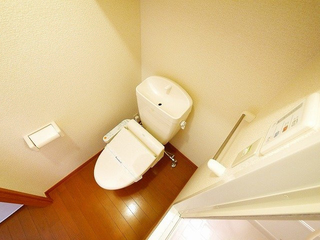 レオパレスクレールドゥのトイレ|清潔感のあるトイレです