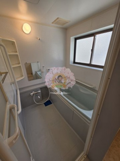 【浴室】 | オンディーナ | 窓付で換気良好な浴室