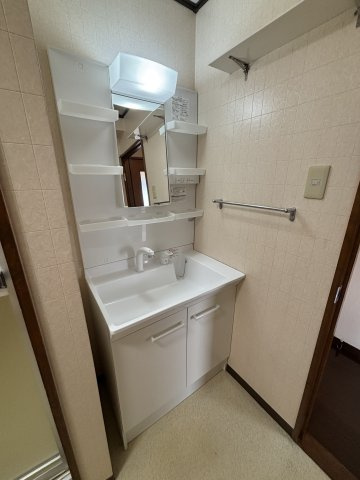 【洗面所】 | ヴィラクラマス | 使いやすい洗面所です（同タイプのお部屋です。現況を優先します。）