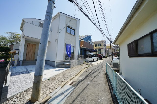 【横浜市保土ケ谷区鎌谷町51-3新築戸建て】★仲介手数料無料★（宮谷小学校・宮田中学校）の前面道路含む現地写真