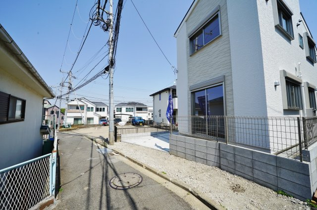 【横浜市保土ケ谷区鎌谷町51-3新築戸建て】★仲介手数料無料★（宮谷小学校・宮田中学校）の前面道路含む現地写真