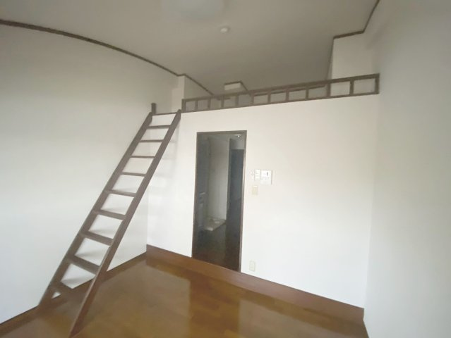 アドミール宝塚の内装|ゆったりとした居間です