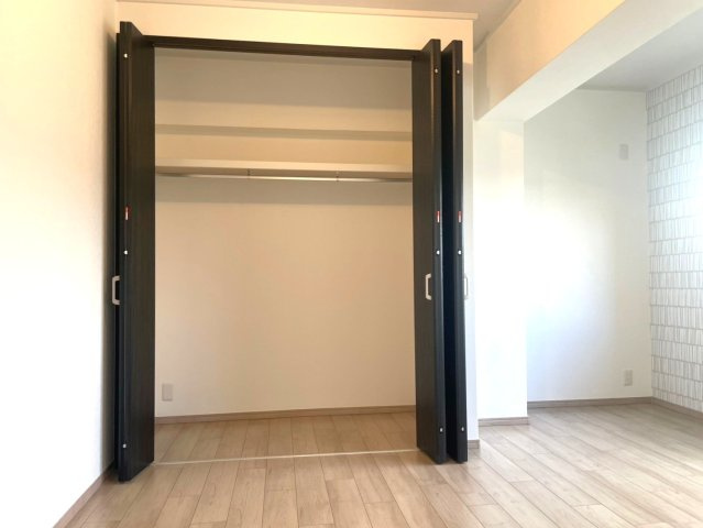 ◆室内改装済み◆７階建て最上階の三方角住戸◆阪急西向日駅徒歩１３分◆イトーピア向日マンションA棟の洋室|洋室　クローゼット