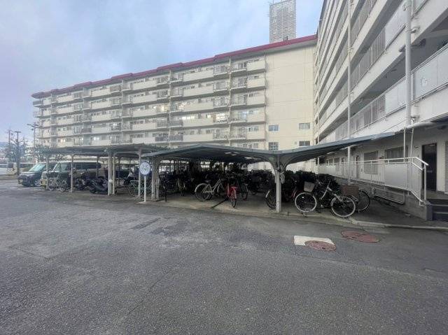 ◆室内改装済み◆７階建て最上階の三方角住戸◆阪急西向日駅徒歩１３分◆イトーピア向日マンションA棟のその他共用部分|駐輪場・バイク置場