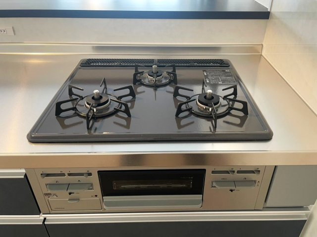 ◆室内改装済み◆７階建て最上階の三方角住戸◆阪急西向日駅徒歩１３分◆イトーピア向日マンションA棟のキッチン|３口ガスコンロ