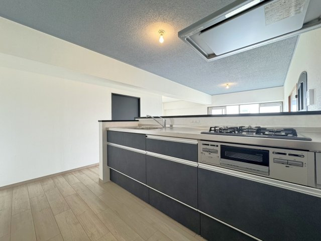 ◆室内改装済み◆７階建て最上階の三方角住戸◆阪急西向日駅徒歩１３分◆イトーピア向日マンションA棟のキッチン|３口ガスコンロ
