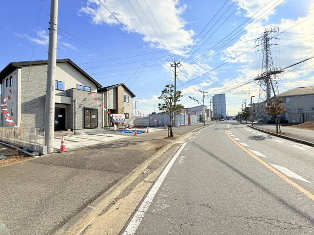 つくば市みどりの2期　新築戸建　2号棟の前面道路含む現地写真