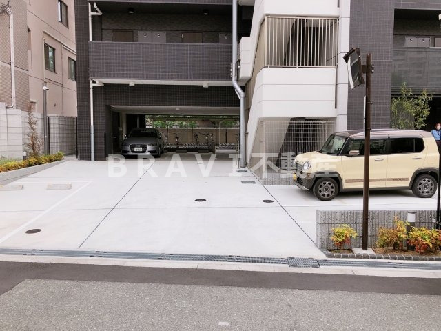 レシオス大阪城公園　BRAVI不動産の駐車場|【レシオス大阪城公園】駐車場があるので、車を買う予定の方も安心です