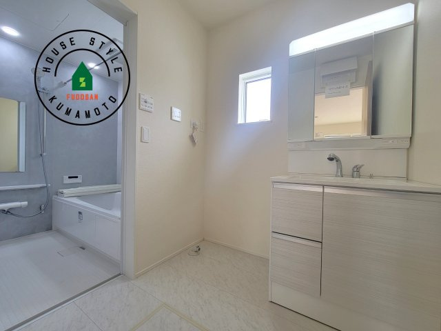 菊池郡大津町大字大津第1-3棟（1号棟）の脱衣所|ゆとりの洗面スペースで朝の身支度もスムーズに。暮らしを快適に変えるシャワー付洗面台です！