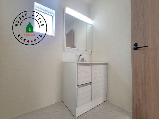 菊池郡大津町大字大津第1-3棟（1号棟）の独立洗面台|毎日使うものだから清潔な空間を保ちたい水回り。洗面にはそんな願いを解消させてくれる収納アイデアが満載です。三面鏡の裏側にはキャビネットが現れ小物から背の高い物まで収納できます。