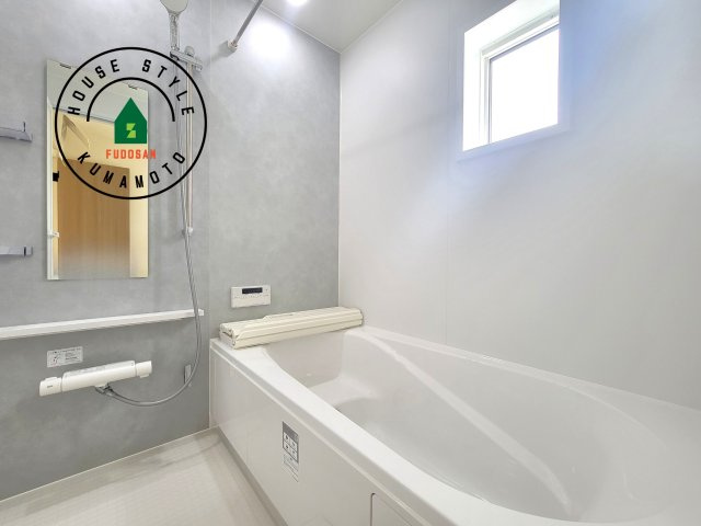 菊池郡大津町大字大津第1-3棟（1号棟）の浴室|1日の疲れを癒してくれる広々バスルーム。雨の日のお洗濯にも大活躍な浴室乾燥機付です！