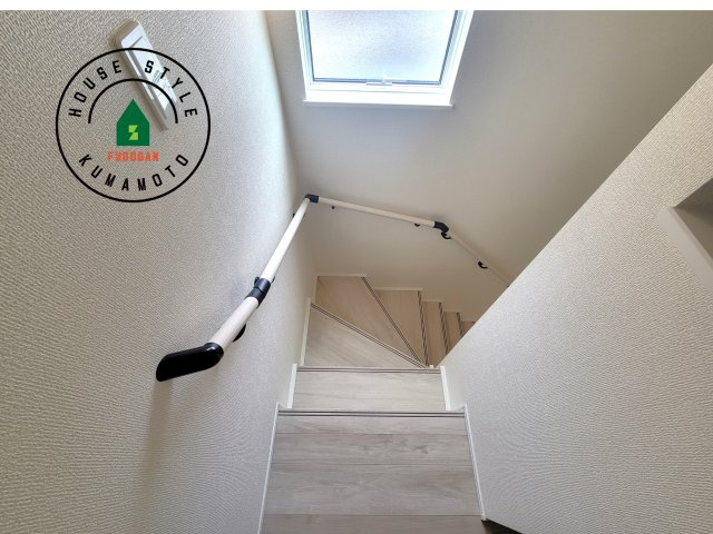 菊池郡大津町大字大津第1-3棟（1号棟）の内装|＜手すり付階段＞手すりがないと階段の昇り降りで危険なことはもちろん、壁に手をつきながら歩くことで壁紙が汚れやすくなります。すべての方に快適に昇り降りしていただくため、手すりを設置しました。