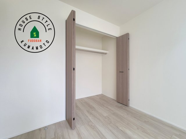 菊池郡大津町大字大津第1-3棟（1号棟）の収納|洋服や大きな荷物が多い方や人数の多いご家族などは、一般的なクローゼットよりもウォークインクローゼットのほうが使い勝手が良いです。