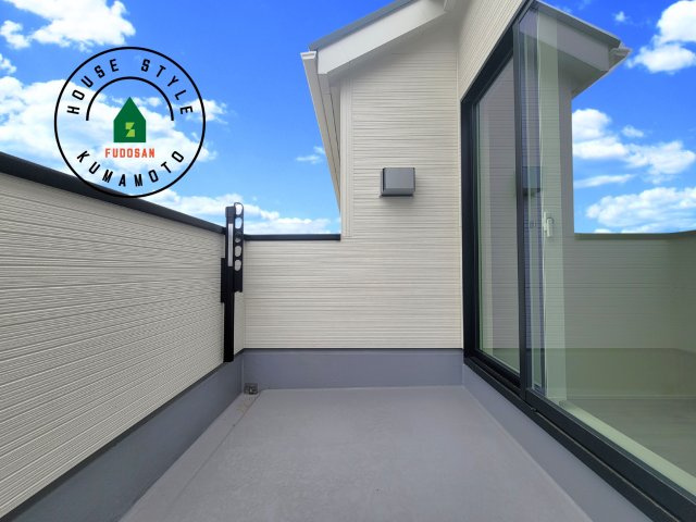 菊池郡大津町大字大津第1-3棟（1号棟）のバルコニー|風をしっかりと感じられるバルコニーでは、毎日が洗濯日和です。広々としているので洗濯も楽しくなるでしょうし、気分転換にバルコニーからの眺めを楽しむのもいいでしょう。