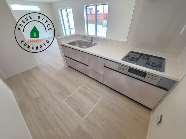 菊池郡大津町大字大津第1-3棟（1号棟）のキッチン|ダイニングテーブルへの配膳がラクラク、お料理はかどるカウンター付きシステムキッチン！