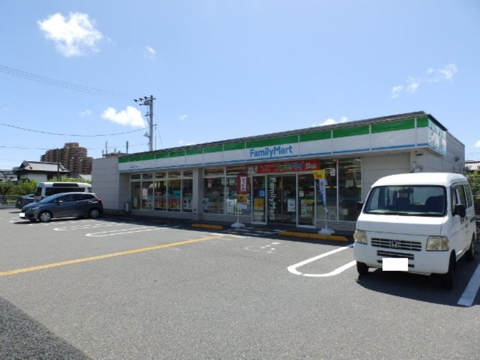 テユリータの周辺|ファミリーマート比島3丁目店（219ｍ）
