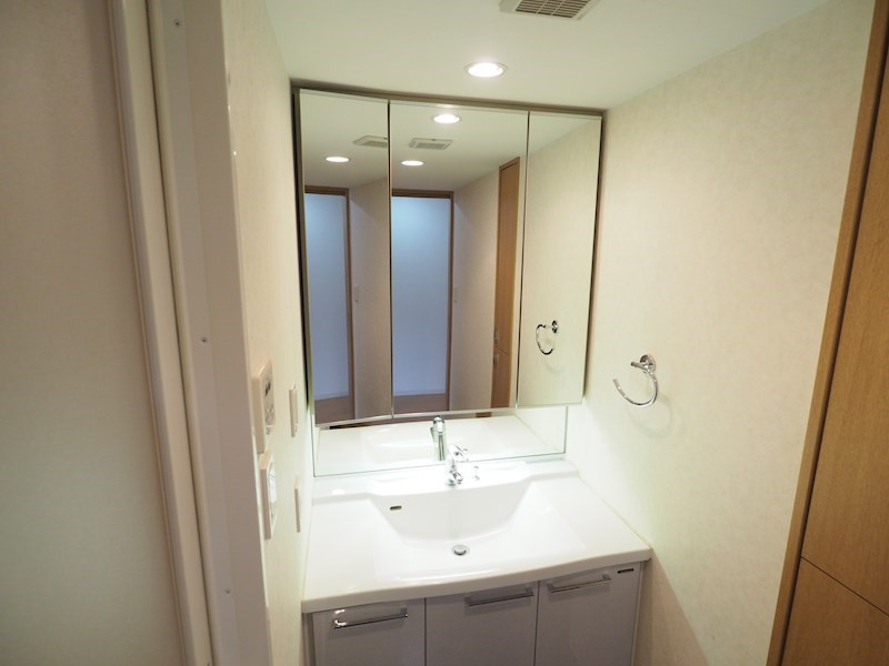 三面鏡の独立洗面化粧台★