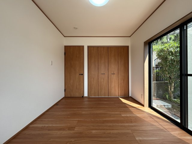 【洋室】 | 太宰府市石坂２丁目 戸建て | 1階の洋室。2面採光、クローゼット付きのゆったりとしたお部屋です。南向きの窓からたっぷりの日差しが入ります