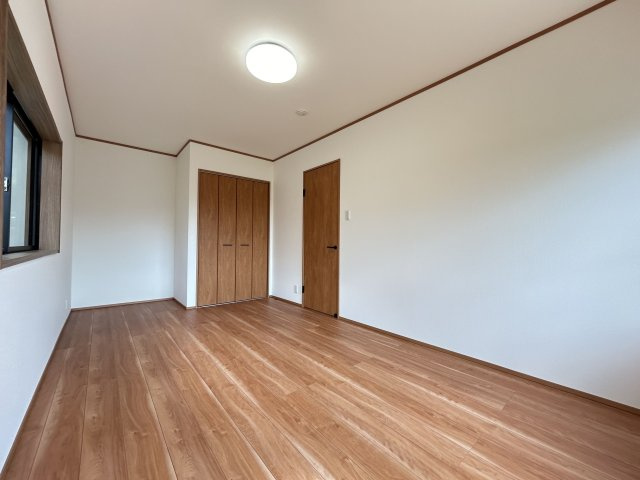 【洋室】 | 太宰府市石坂２丁目 戸建て | 2階北側8帖の洋室。クローゼットを新設しましたので、部屋を広々と使えてストレスなく過ごせます