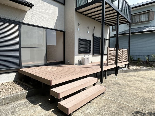 【バルコニー】 | 太宰府市石坂２丁目 戸建て | 1階のリビングからはテラスに出られるのでリラックスタイムなどにご活用いただけます