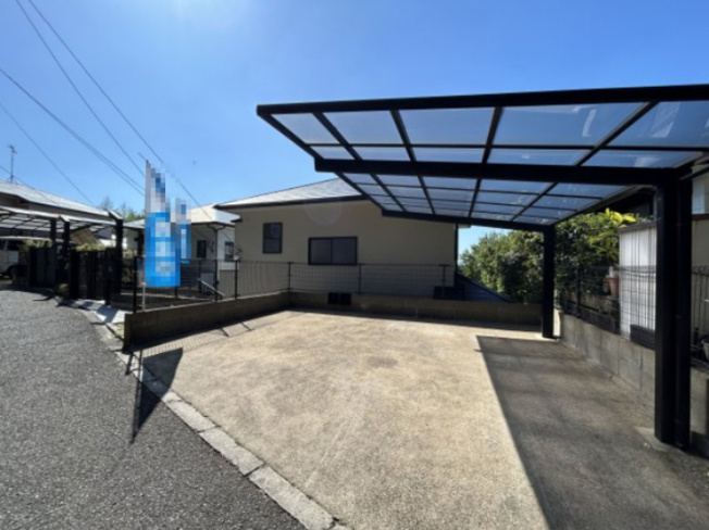 【駐車場】 | 太宰府市石坂２丁目 戸建て | 前面道路は8m以上あり広々としているので駐車もしやすいです。並列で2台駐車可能です