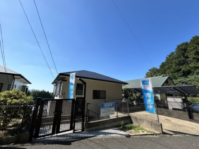 【外観】 | 太宰府市石坂２丁目 戸建て | 門から入って階段を下りて玄関に向かいます。1階にあるリビングが道路から目につきにくいのでプライバシーがしっかり確保されます