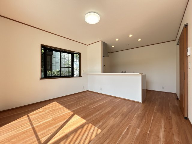 【居間・リビング】 | 太宰府市石坂２丁目 戸建て | 開放感あるオープンなカウンターキッチンを置いたLDK。
ホワイトの壁とナチュラルなフローリングで、あたたかみのある空間に仕上がりました