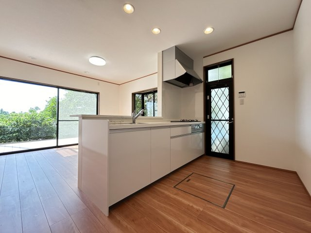 【キッチン】 | 太宰府市石坂２丁目 戸建て | お料理をしながらでもご家族との会話を楽しめる対面キッチンです。リビングを見渡せる作りが人気です