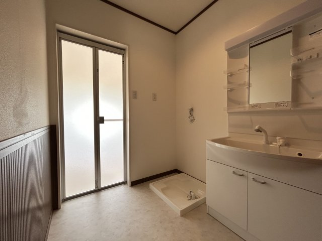 【脱衣所】 | 太宰府市石坂２丁目 戸建て | 脱衣所のクッションフロアも張り替え済みです。洗濯機置き場の上部のスペースには洗剤等を置く棚の設置がおすすめです