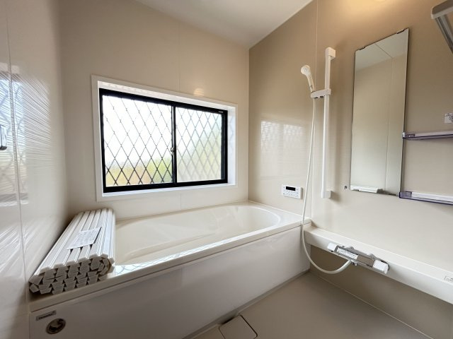 【浴室】 | 太宰府市石坂２丁目 戸建て | 戸建てならではのゆったりしたバスルーム。大きな窓があるのでカビしらずで清潔な状態をキープできます。経済的な追い焚き機能付きです♪