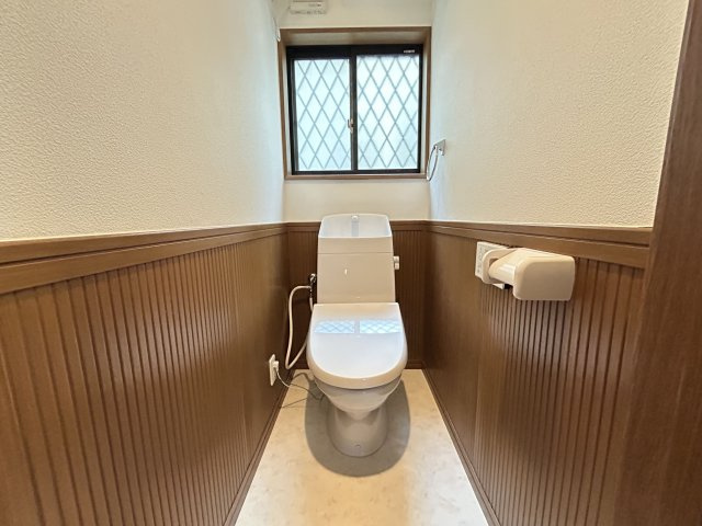【トイレ】 | 太宰府市石坂２丁目 戸建て | いつも綺麗に清潔に！ウォッシュレット付きトイレです♪もちろん窓も付いてるので空気の入れ替えも楽にできます