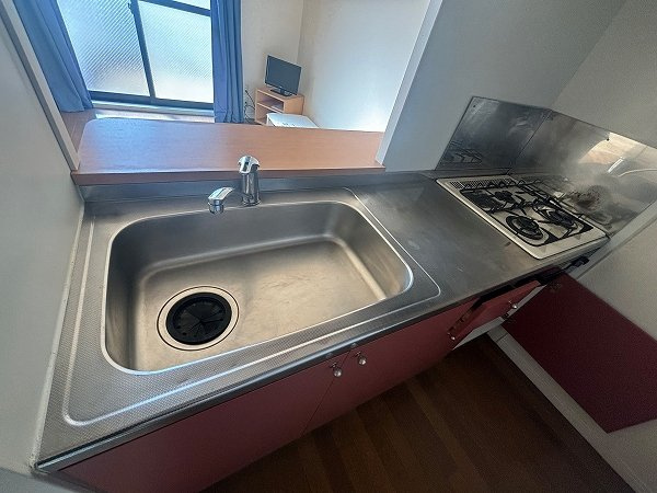 レオパレスエバーグリーンのキッチン|各部屋によってコンロ口は異なります。現地にてご確認ください