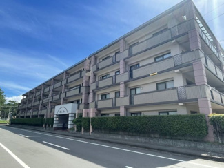 【外観】 | 大きな道路から一歩奥まった住宅街なので、都市の喧騒とは離れて穏やかでゆったりした時間が流れています♪ 古賀海岸まですぐなので海好きの方におススメの立地です