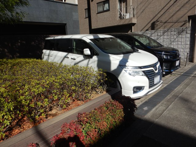 イニシア東日暮里の駐車場