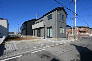 【外観】 | スッキリクリアな青空に映えるエクステリア！
日当たり良好な立地です♪