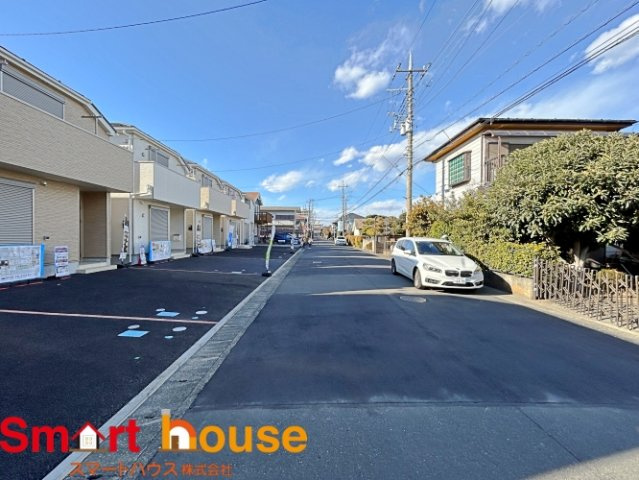 大和市南林間　新築６棟の前面道路含む現地写真|お住まいの前面道路が広いと駐車が楽になり、陽当たりも遮られないので明るく居心地の良いお家になります♪