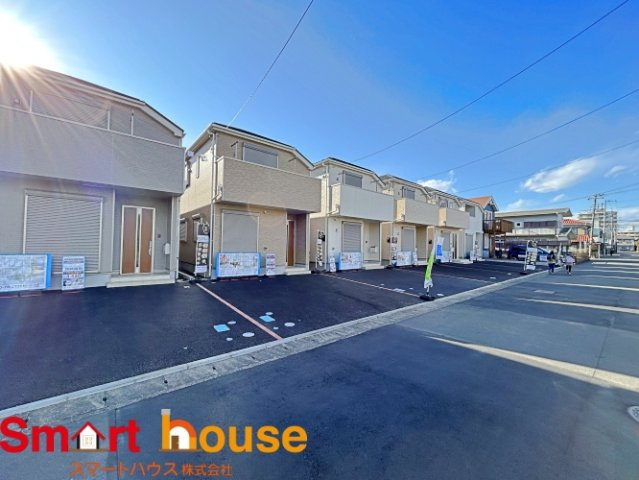 大和市南林間　新築６棟の外観|外壁が周囲の街並みと青空に生えるお洒落な仕上がり！周囲には高い建物のないエリア。青い空が大きく感じますね。