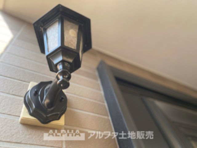 立川市柏町四丁目戸建の外観|【the light】
◆ほのかな光を◆夕暮れ時に迎える優しい光。暖かく心休まるほっとする瞬間。家族のもとへ。幸せのもとへ。新〇には出せないレトロな装いがわが家に愛着を沸かせます。