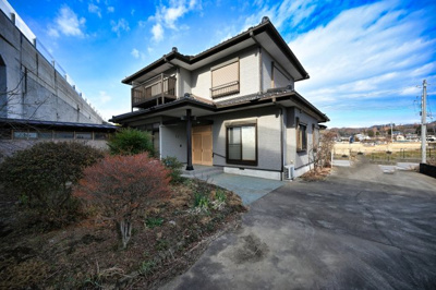 【外観】 | 太田市上強戸町　中古住宅 | 青空に映える広々とした114坪の敷地です。
ぜひ一度ご見学ください！