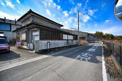 【前面道路含む現地写真】 | 太田市上強戸町　中古住宅 | 北側の道路は車どおりが少なく安全です