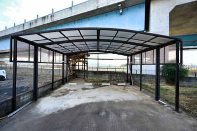 【駐車場】 | 太田市上強戸町　中古住宅 | 並列駐車可能なカーポートです！雨や鳥の糞から愛車を守ります♪