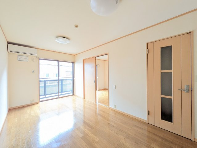 ガーデンハウス飯田IIの居間・リビング