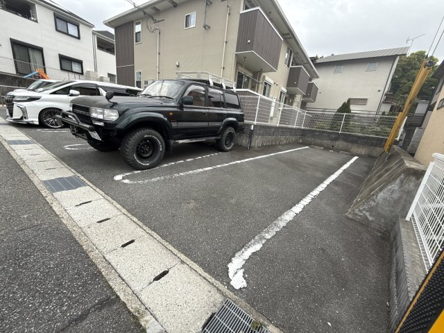 エスト　アロッジオの駐車場