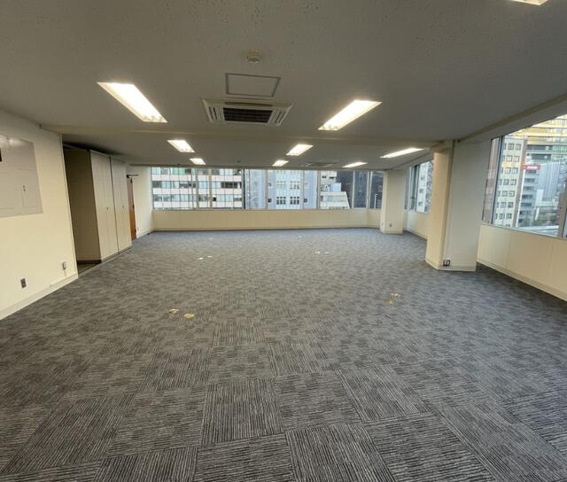 銀座西ビルヂングの内装|明るい室内です