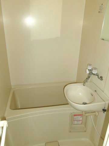 シアブルーの浴室