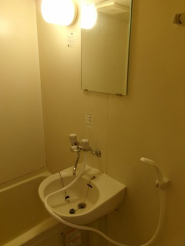 シアブルーの洗面所